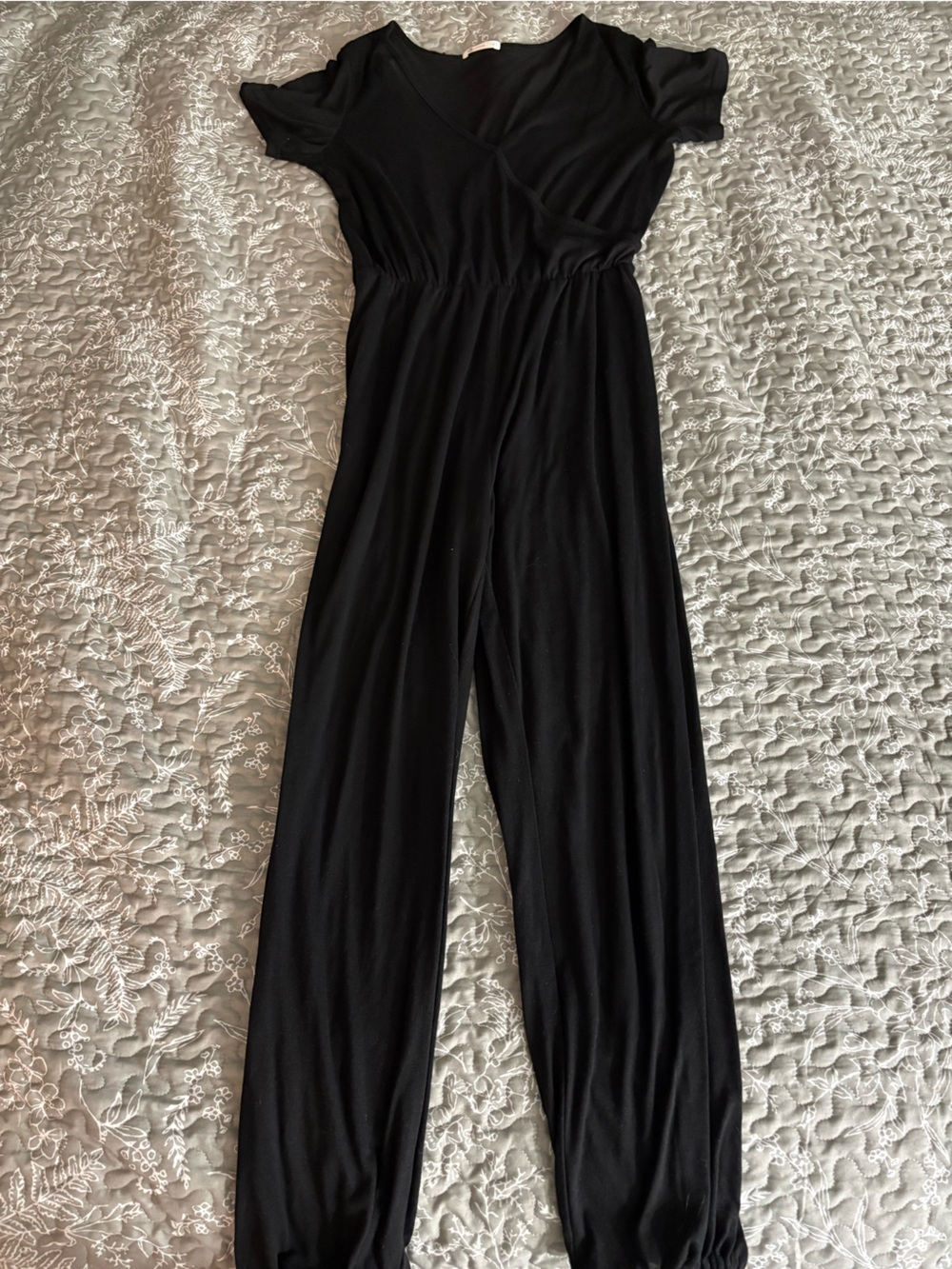 Cupshe Black Short-Sleeve V-Neck Jumpsuit